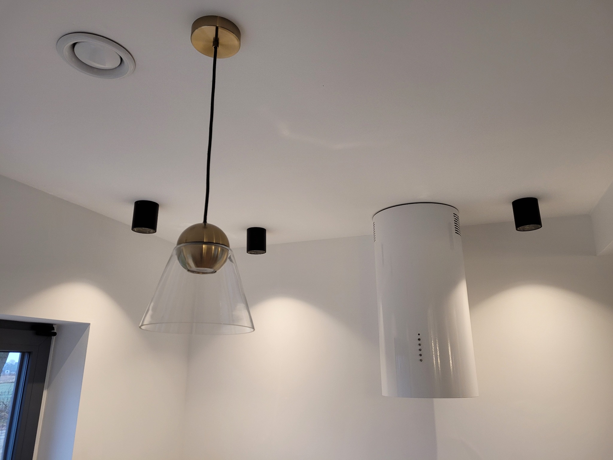 Montaż oświetlenia typu LED, montaż i podłączenie okapu kuchennego