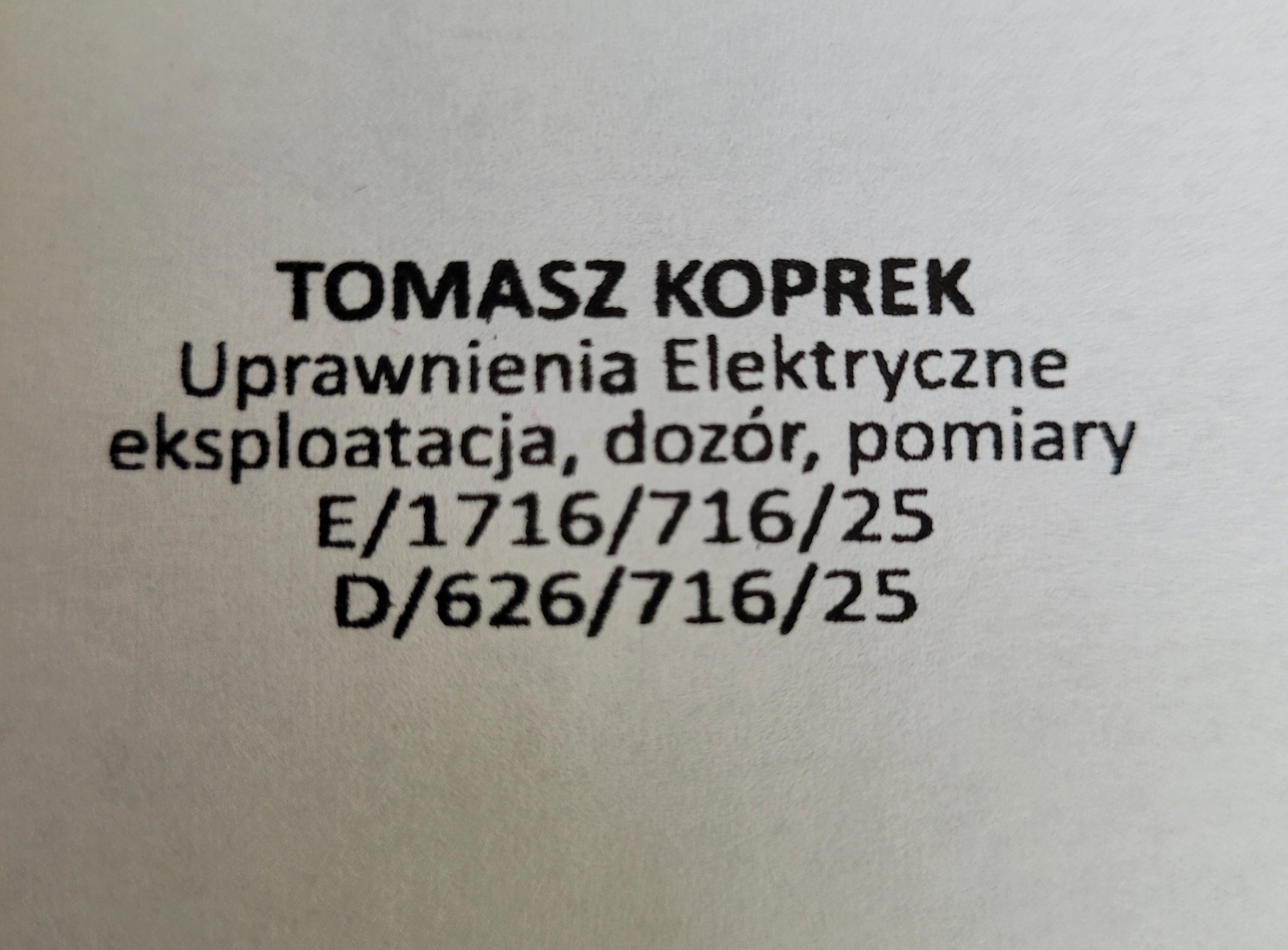 Uprawnienia elektryczne Tomasza Kopreka z Grodziska Mazowieckiego do eksploatacji, dozoru i pomiarów. Numery uprawnień: E/1716/716/25, D/626/716/25.