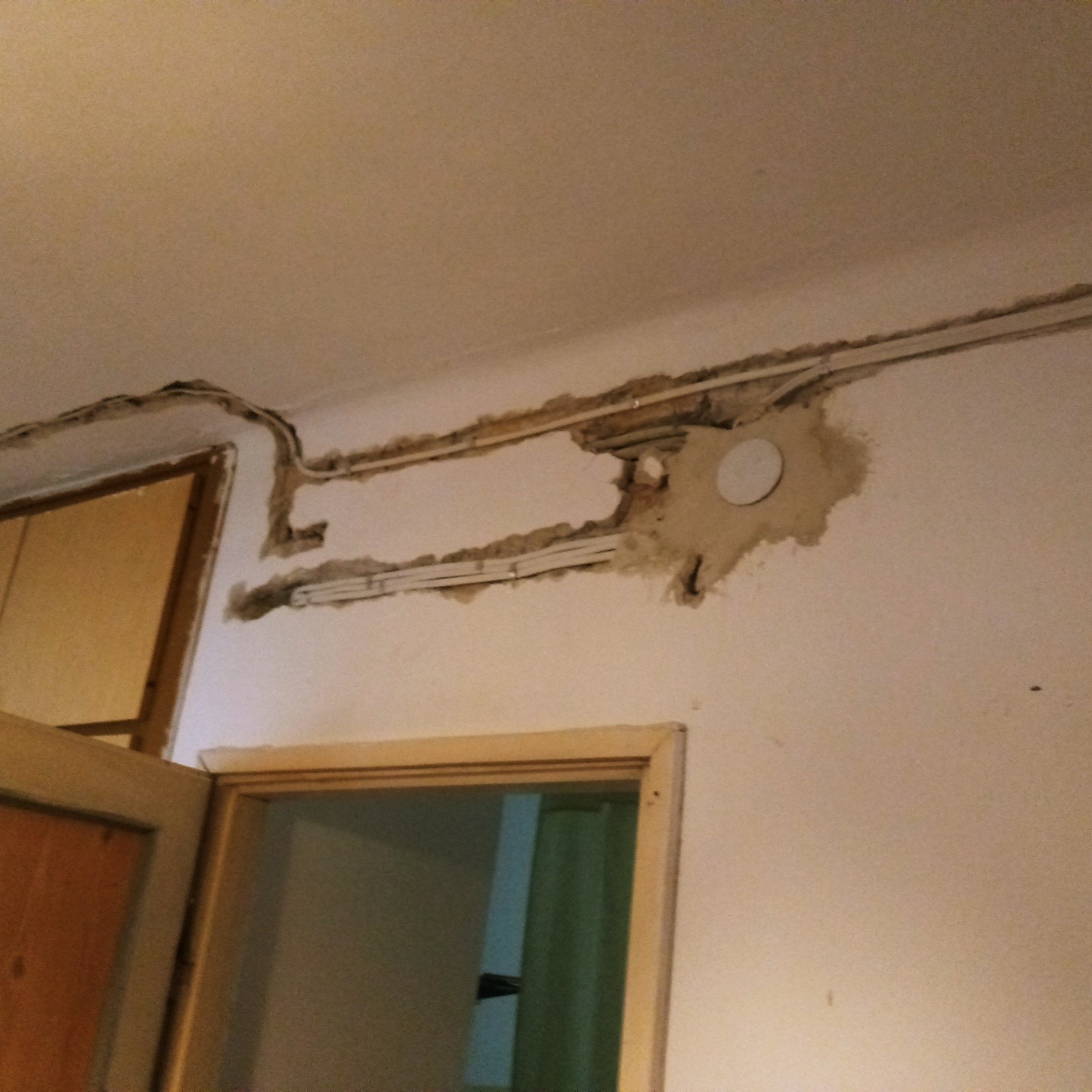 Wymiana całej instalacji elektrycznej przed rozpoczęciem generalnego remontu mieszkania.