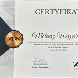 Certyfikat ukończenia warsztat&oacute;w z zakresu Trade Marketingu dla Mateusza Wrzesińskiego, sygnowany przez Roberta Noceń, Partnera Zarządzającego KDN, z datą 10 września 2021.