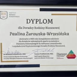 Oprawiony dyplom dla Pauliny Żurowskiej-Wrzesińskiej jako Doradcy Rodziny Biznesowej, wydany przez Instytut Biznesu Rodzinnego. Sygnatury Adrianny Lewandowskiej i Szymona Trzebiatowskiego.