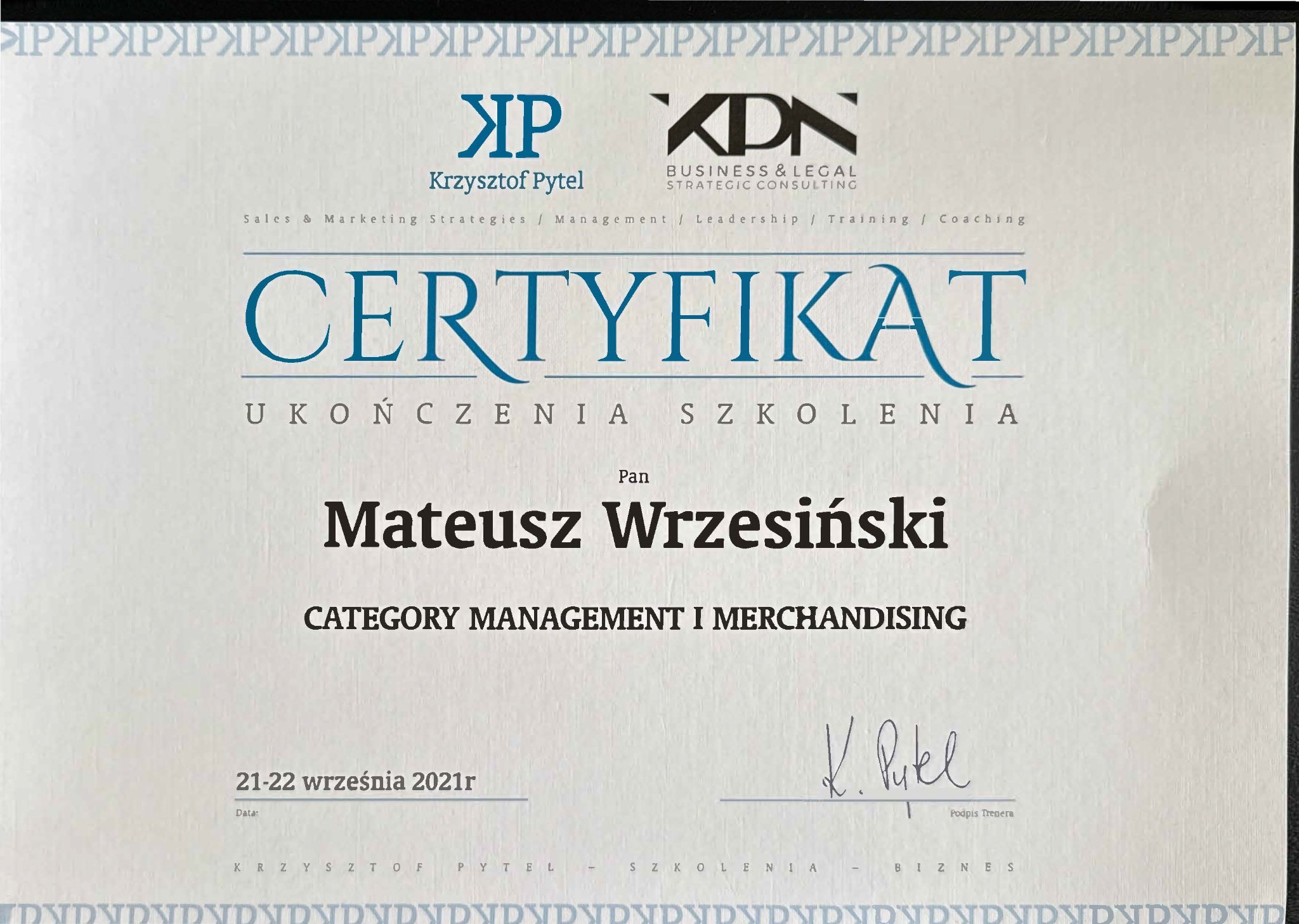 Certyfikat ukończenia szkolenia z category management i merchandising dla Mateusza Wrzesińskiego, sygnowany przez Krzysztofa Pytla z datą 21-22 września 2021r.