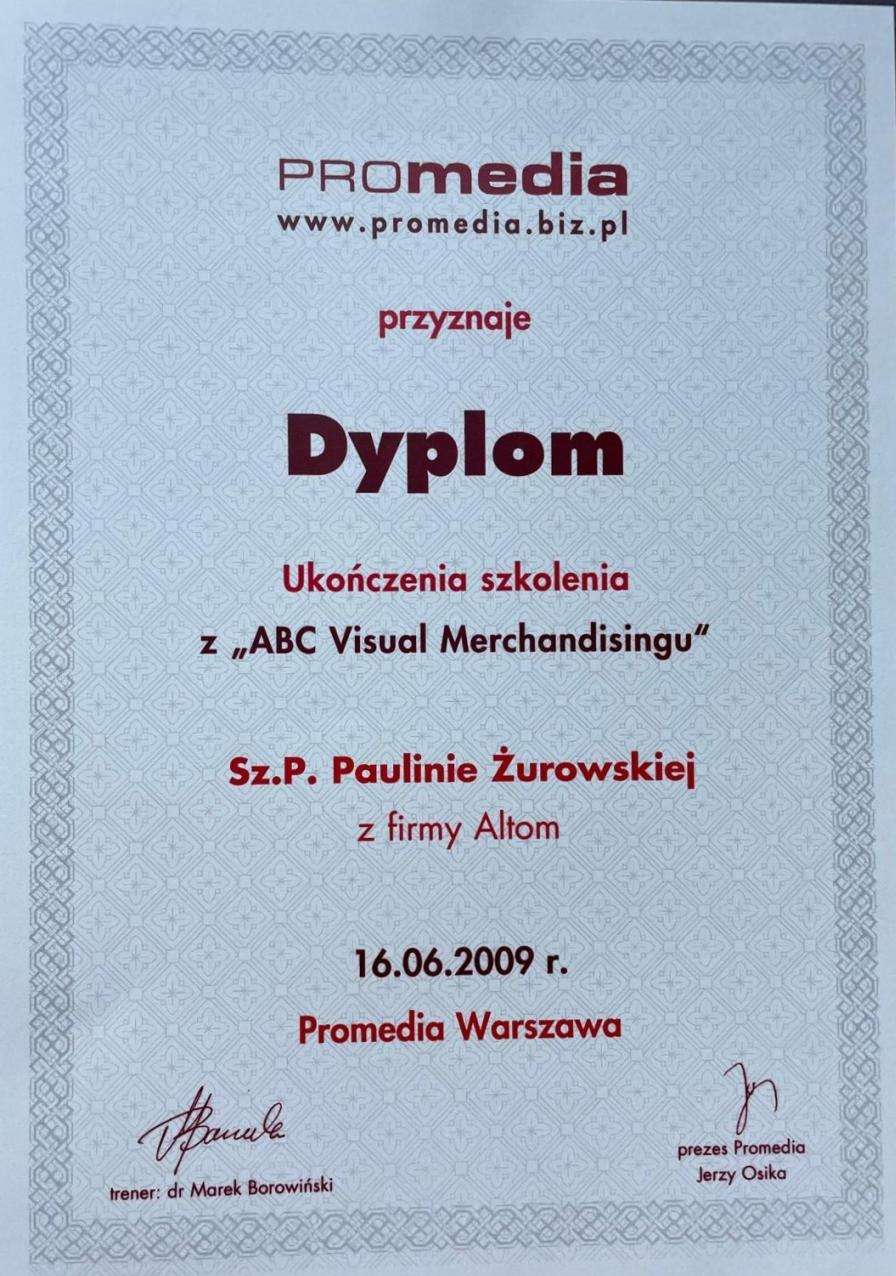 Dyplom ukończenia szkolenia z 'ABC Visual Merchandisingu' przyznany Paulinie Żurowskiej przez Promedia Warszawa, podpisany przez trenera i prezesa, data 16.06.2009.