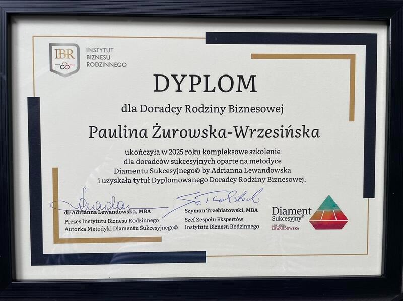Oprawiony dyplom dla Pauliny Żurowskiej-Wrzesińskiej jako Doradcy Rodziny Biznesowej, wydany przez Instytut Biznesu Rodzinnego. Sygnatury Adrianny Lewandowskiej i Szymona Trzebiatowskiego.