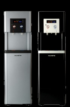 Dwa dystrybutory wody marki Ruhens, jeden srebrny z czarnym panelem, drugi czarny z białym panelem, oba z wyświetlaczami i kranikami do wody ciepłej, zimnej i gazowanej, ustawione obok siebie...