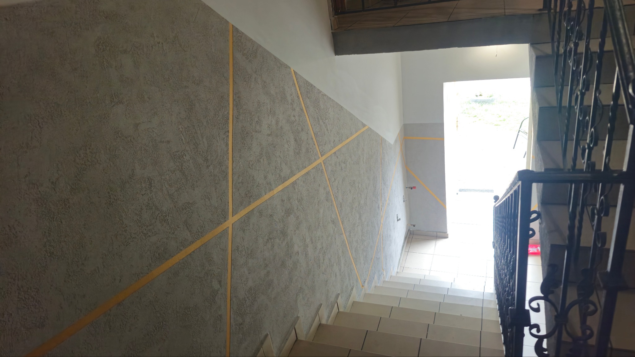 Imitacja betonu ze złotymi paskami + malowanie ścian i sufitu