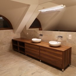 KEM Marcin Wielicki - Umywalki nablatowe w łazience na poddaszu z oknem w kształcie łuku i szafką z drewnopodobnym fornirem.