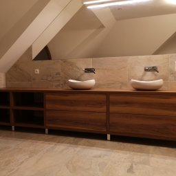 KEM Marcin Wielicki - Łazienka na poddaszu z drewnianą szafką pod umywalki nablatowe i beżowymi płytkami na ścianach i podłodze.
