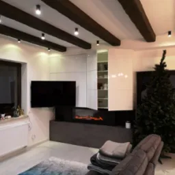 Nowoczesny salon z białymi szafkami na wymiar, czarnym telewizorem i kominkiem elektrycznym, drewniane belki na suficie, oświetlenie punktowe, choinka w rogu pokoju.