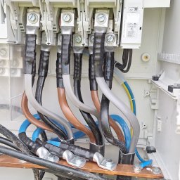 BRIGHT ECO ENERGY SPÓŁKA Z OGRANICZONĄ ODPOWIEDZIALNOŚCIĄ - Rozdzielnica elektryczna z podłączonymi przewodami o różnych kolorach i przekrojach, widoczne zabezpieczenia Wöhner i listwa uziemiająca