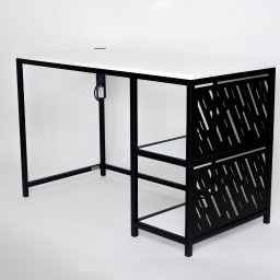 Kuźnia Stali ROKSANA ZADWORNA - Nowoczesne biurko z białym blatem i czarną metalową ramą, z ażurowym bokiem z półkami, na białym tle.