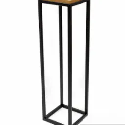 Minimalistyczna, czarna, metalowa konstrukcja z drewnianym blatem na górze, prezentowana na białym tle, z widocznym logo producenta.