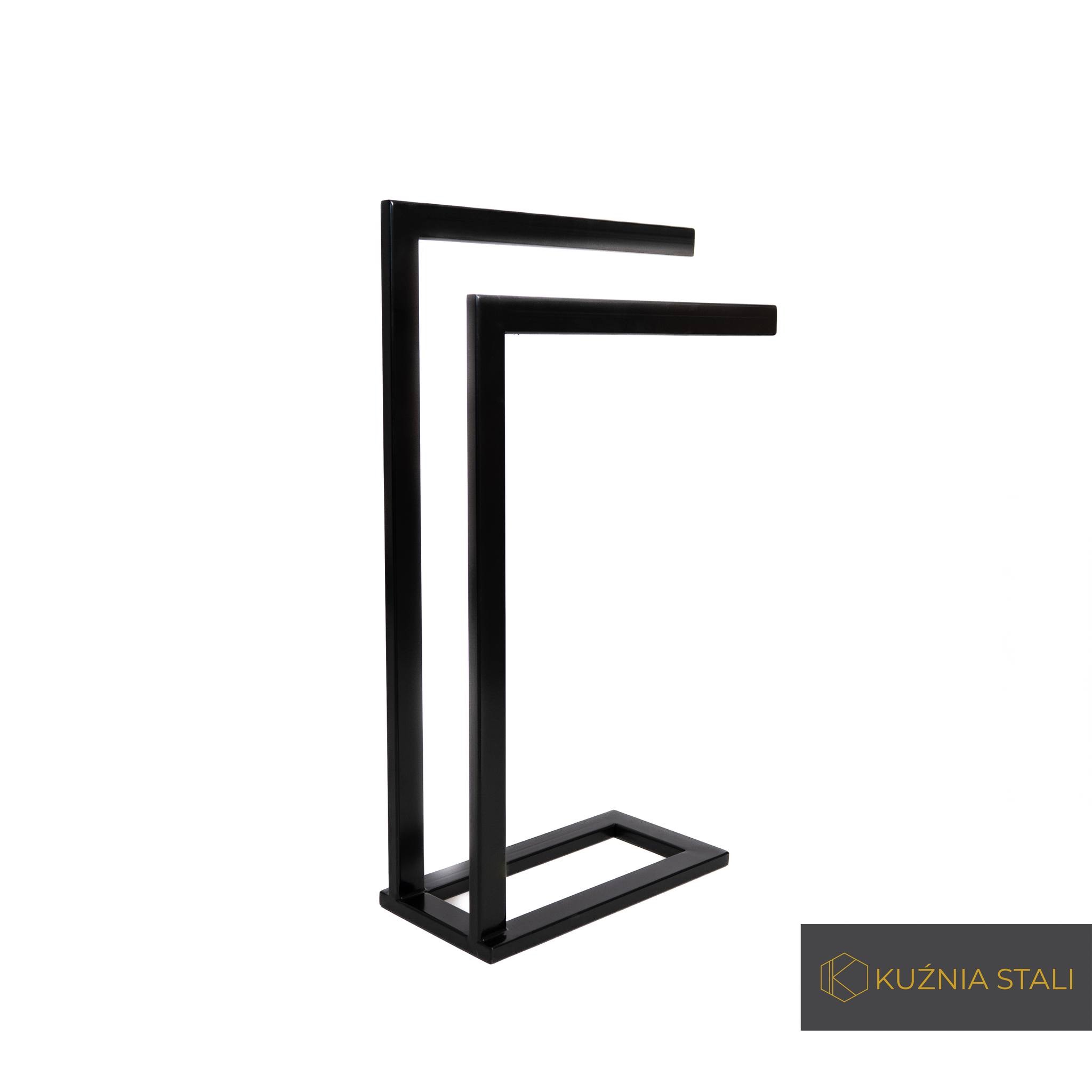 Minimalistyczny, czarny, metalowy stojak na ręczniki, z dwoma ramionami na białym tle, z logo firmy w prawym dolnym rogu.