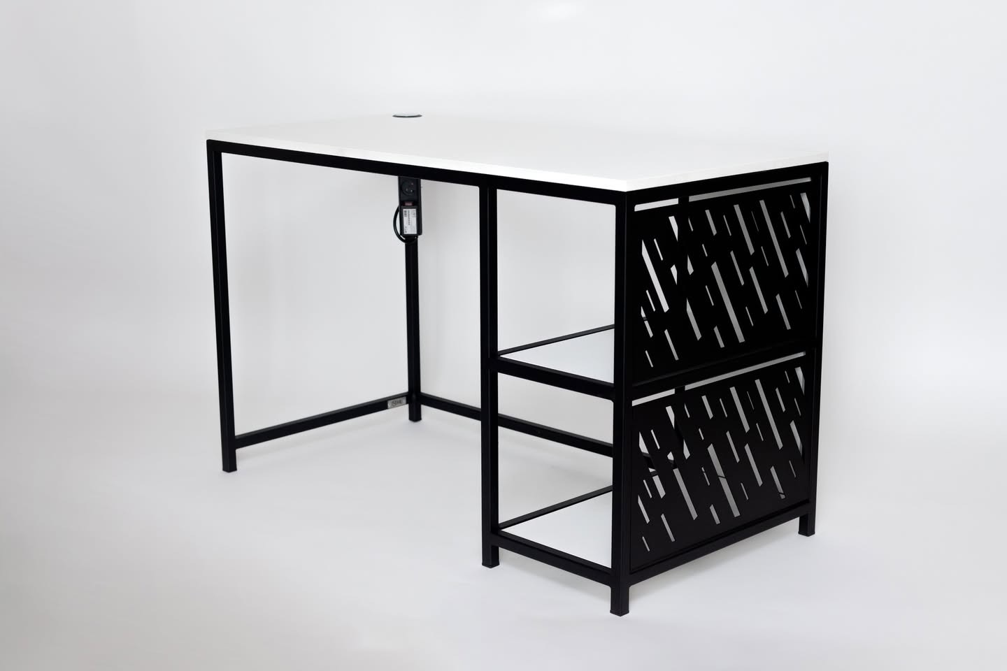 Nowoczesne biurko z białym blatem i czarną metalową ramą, z ażurowym bokiem z półkami, na białym tle.