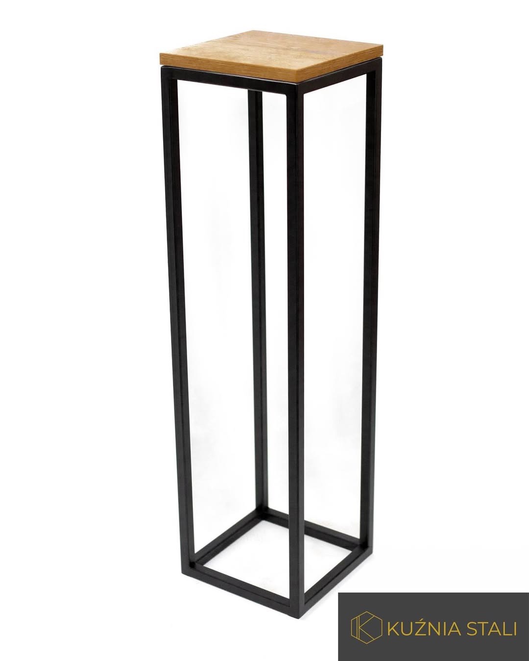 Minimalistyczna, czarna, metalowa konstrukcja z drewnianym blatem na górze, prezentowana na białym tle, z widocznym logo producenta.
