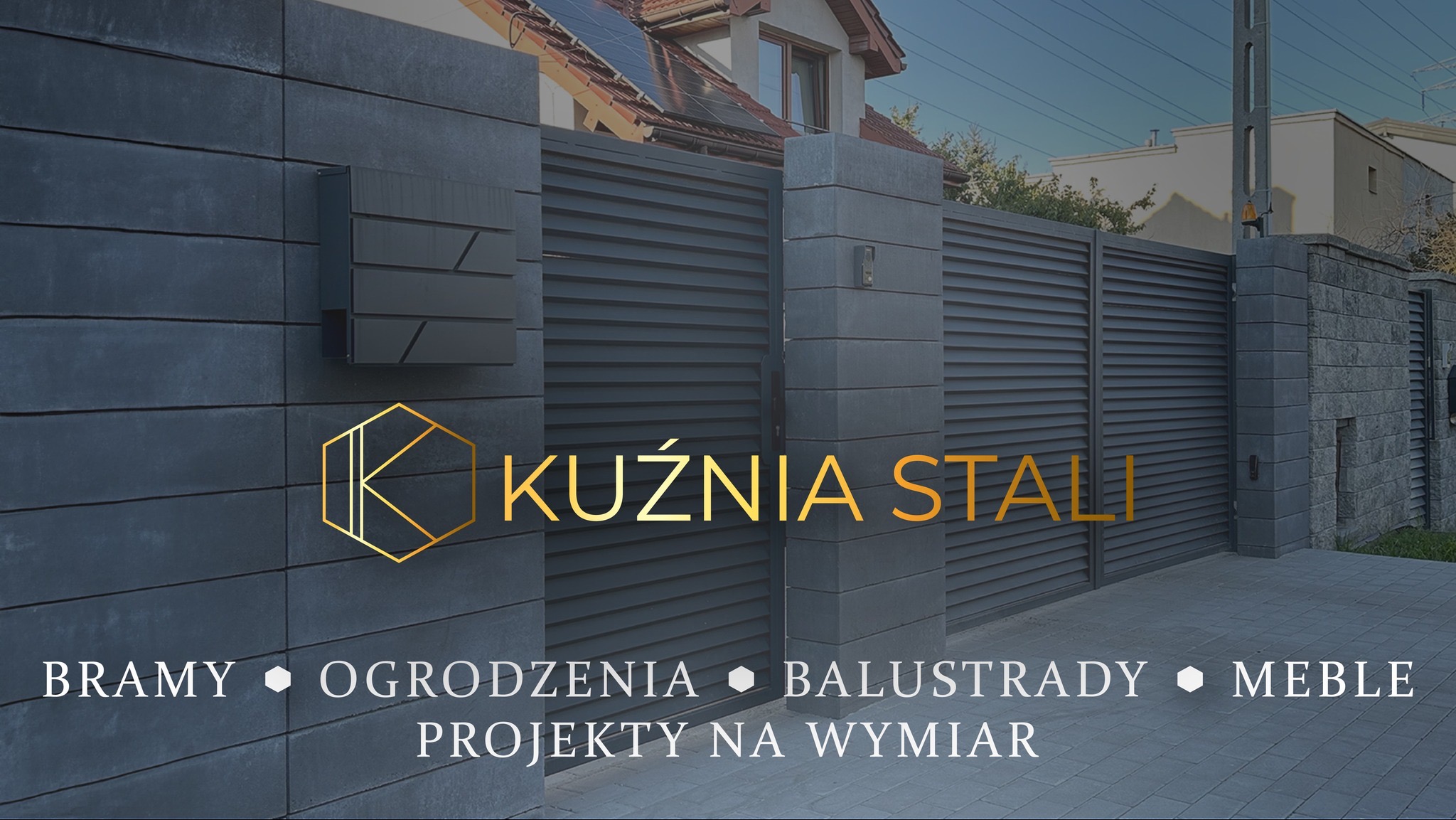 Nowoczesna, pozioma brama wjazdowa i fragment ogrodzenia z szarego betonu architektonicznego z logo firmy Kuźnia Stali. Widoczna skrzynka na listy i dom w tle.