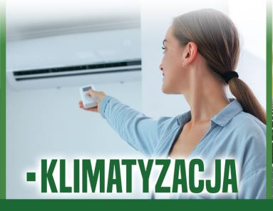 Kobieta z pilotem w dłoni reguluje ustawienia klimatyzatora wiszącego na ścianie w jasnym pomieszczeniu.