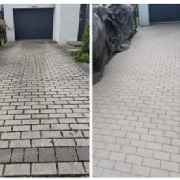 Porównanie kostki brukowej przed i po czyszczeniu, widoczna różnica w kolorze i usunięte zabrudzenia, fragment posesji z garażem w tle.