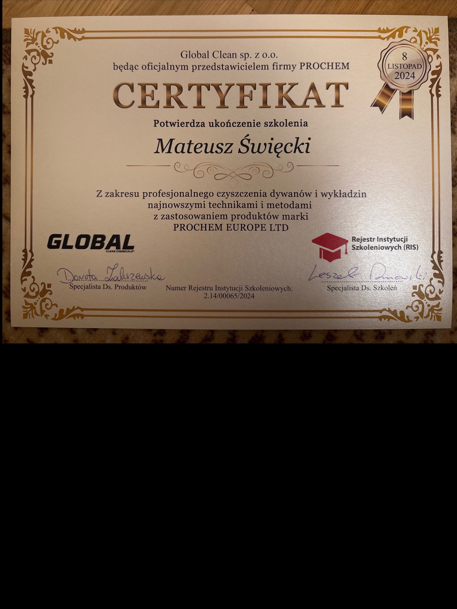 Certyfikat ukończenia szkolenia z zakresu profesjonalnego czyszczenia dywanów i wykładzin, wydany przez Global Clean sp. z o.o. i PROCHEM EUROPE LTD dla Mateusza Święckiego, datowany na 8 listopada...