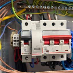 Dariusz Miodek MaxSerwis - Rozdzielnica elektryczna z bezpiecznikami Legrand i przewodami w skrzynce, instalacja w Bęble. Widoczne elementy instalacji elektrycznej.