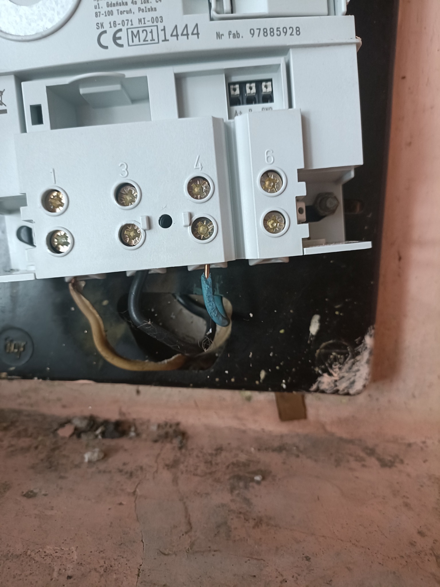 Szczegółowe zbliżenie na podłączenie przewodów do białej listwy zaciskowej w czarnej skrzynce elektrycznej. Widoczne oznaczenia 3, 4, 6 i śruby.