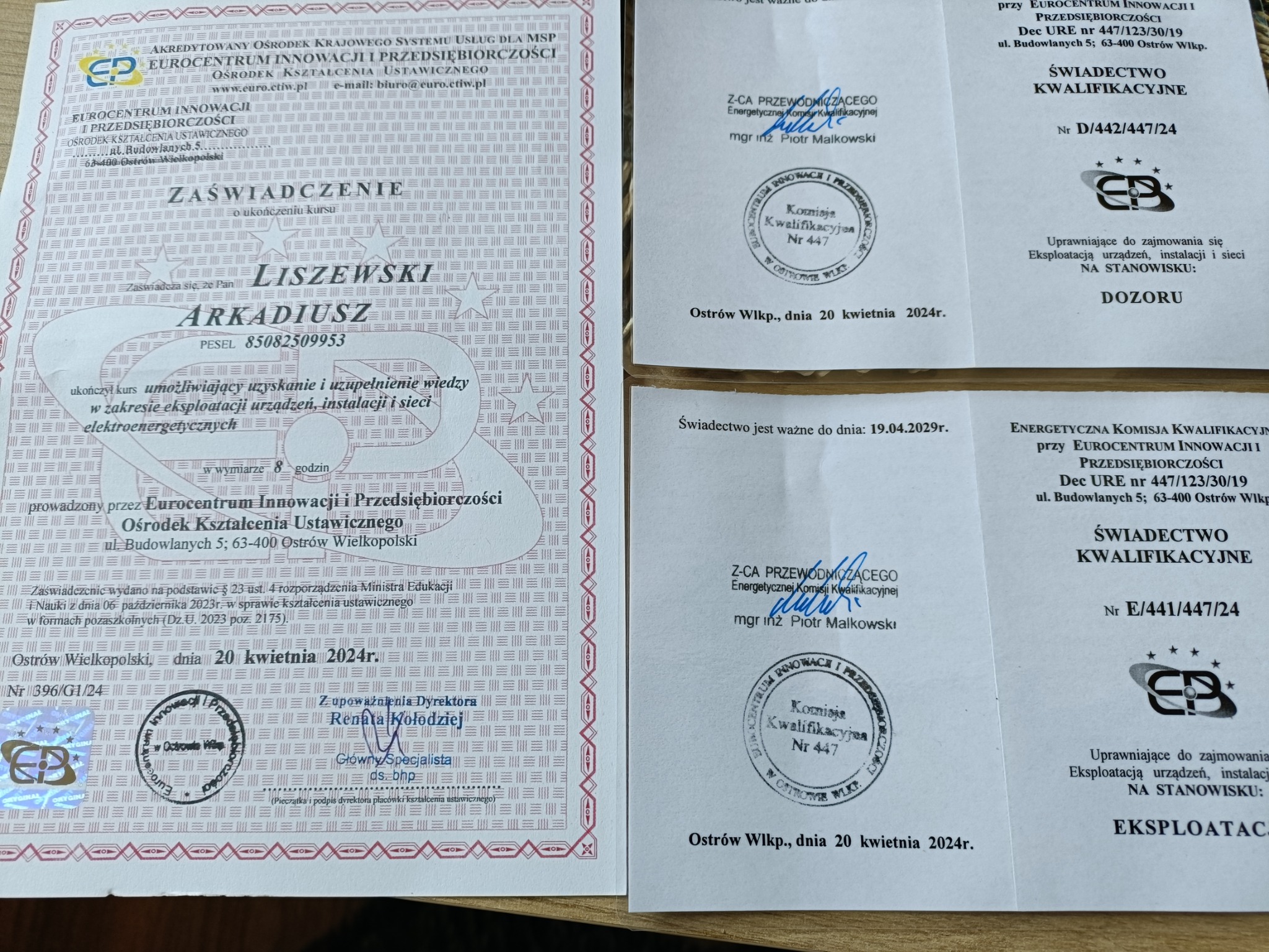 Zestaw certyfikatów i świadectw kwalifikacyjnych z zakresu eksploatacji urządzeń elektrycznych, wydanych przez Eurocentrum Innowacji i Przedsiębiorczości.