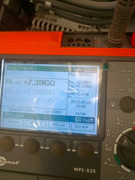 Miernik Sonel MPI-525 z widocznymi wynikami pomiarów rezystancji przewodów (7,396Ω, 7,986Ω, 7,166Ω) i napięcia izolacji (26,24V). Widoczne kable i gniazda pomiarowe.