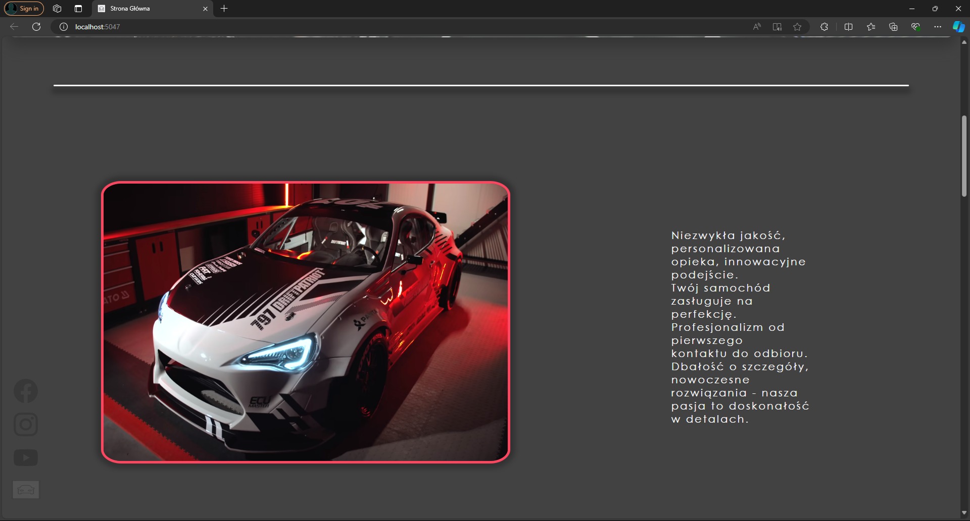 Strona internetowa z prezentacją zmodyfikowanego białego samochodu sportowego z czarnymi akcentami i logotypami, wyświetlana w przeglądarce na ekranie komputera.