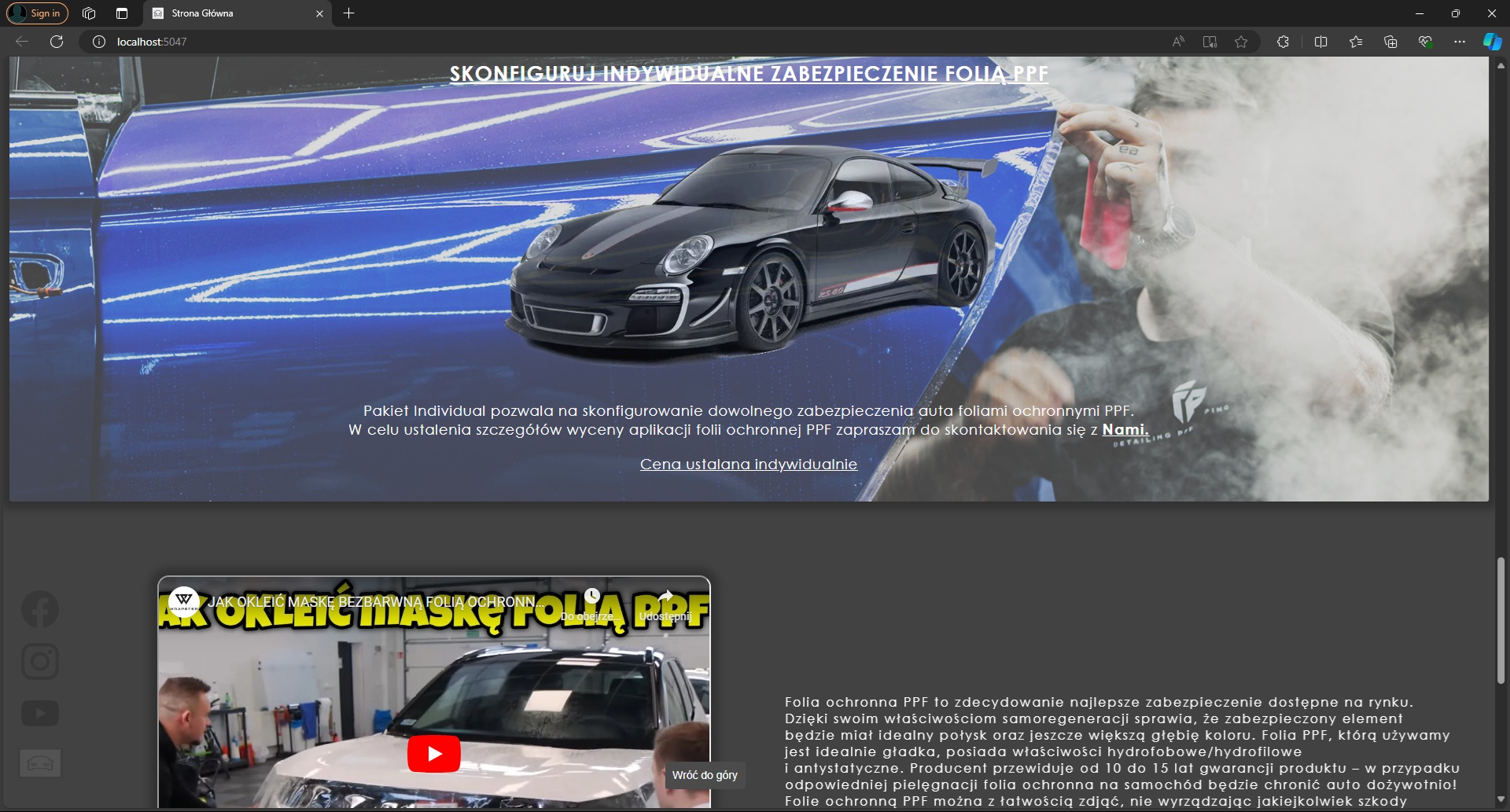 Czarny Porsche 911 zabezpieczony folią PPF, widoczny na tle strony internetowej z ofertą indywidualnego zabezpieczenia auta folią ochronną, para wodna w tle sugeruje aplikację folii.