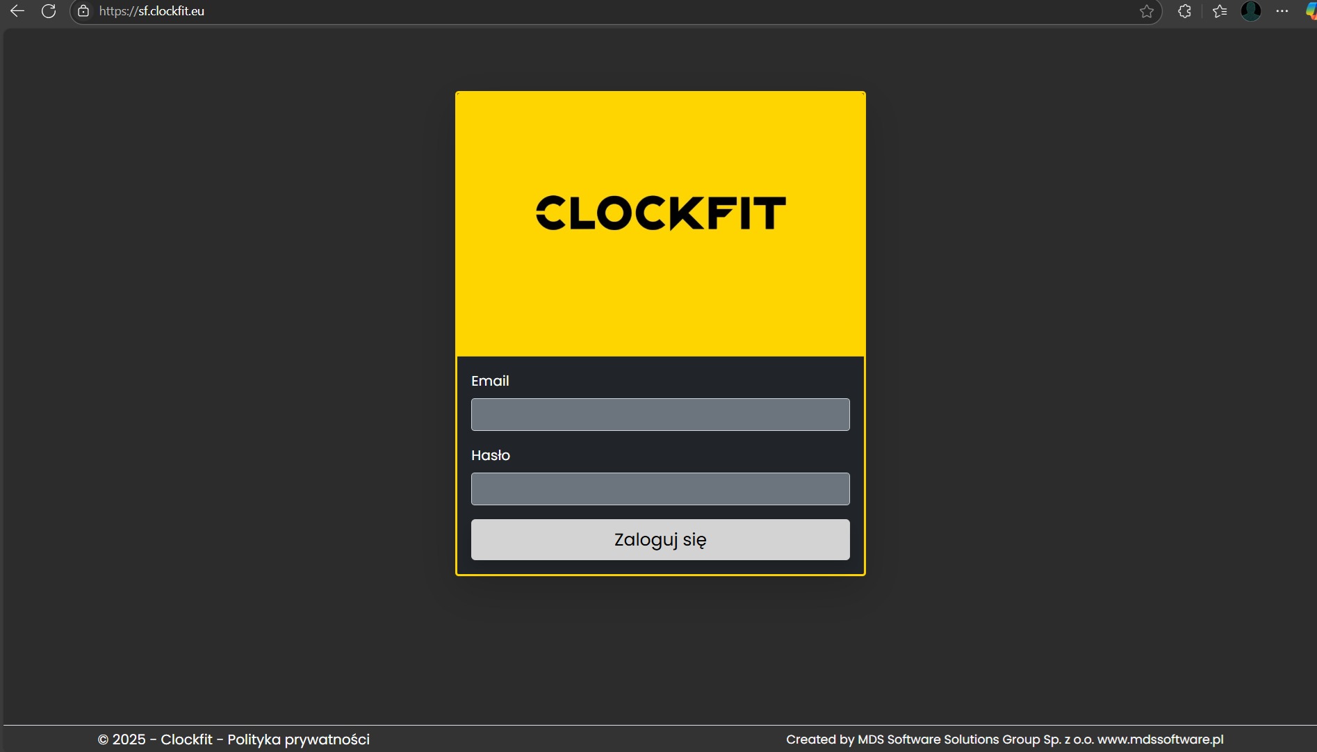 Ekran logowania do aplikacji Clockfit w przeglądarce. Żółty panel z logo, pola na email i hasło oraz przycisk 'Zaloguj się'. Adres sf.clockfit.eu w pasku adresu.