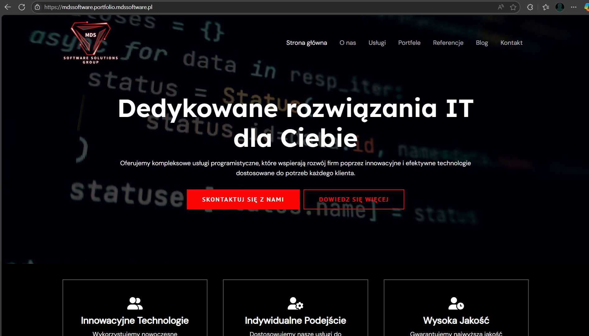 Strona internetowa firmy IT z hasłem 'Dedykowane rozwiązania IT dla Ciebie' na tle kodu. Logo firmy w lewym górnym rogu, przyciski 'Skontaktuj się z nami' i 'Dowiedz się więcej'.
