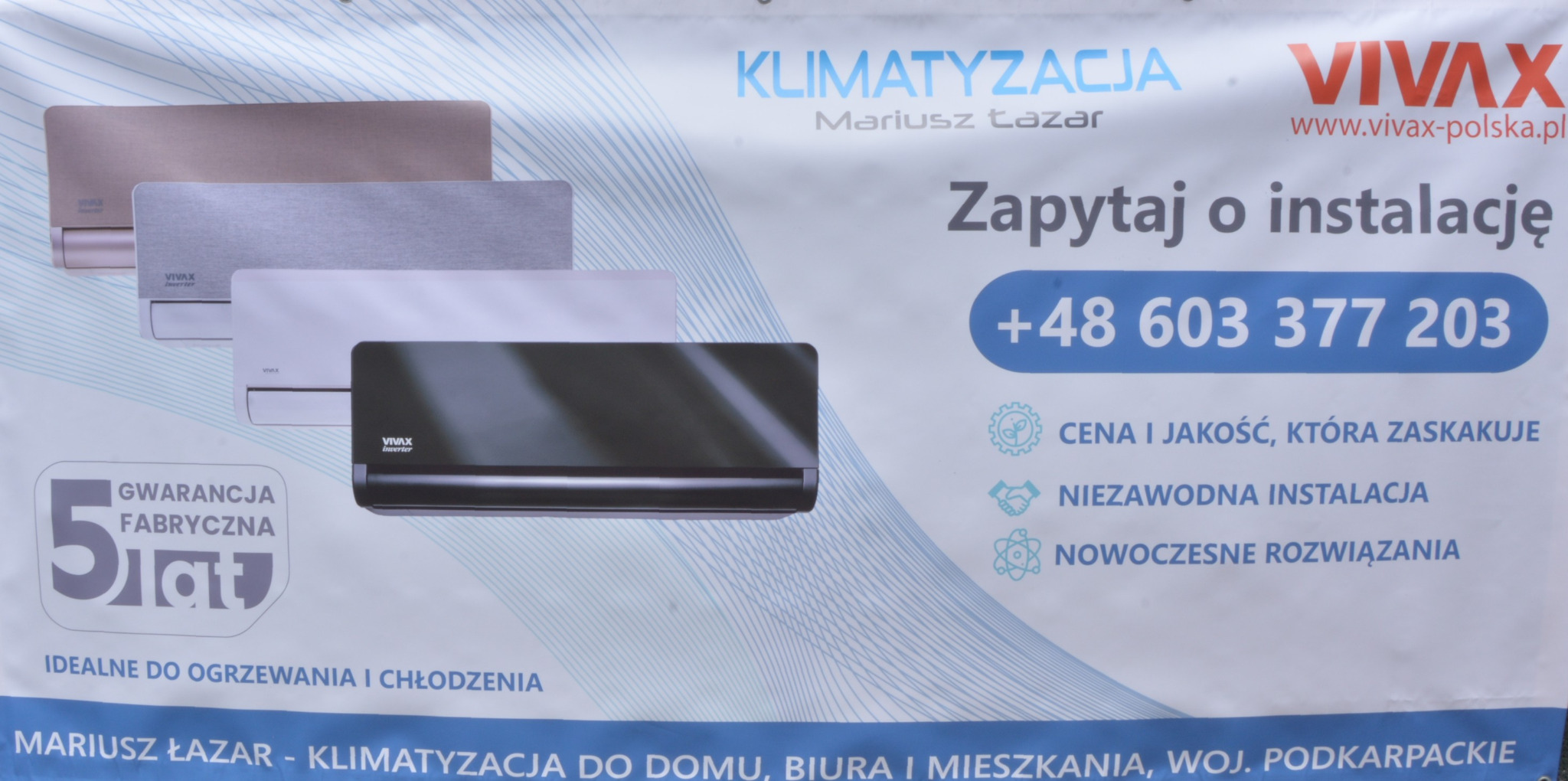 Baner reklamowy z trzema klimatyzatorami Vivax w różnych kolorach, numerem telefonu i hasłem 'Zapytaj o instalację'. Gwarancja fabryczna 5 lat. Idealne do ogrzewania i chłodzenia.