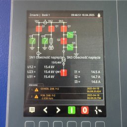 Dobra wydajność ROMAN DERKACH - Panel sterowania e²TANGO-800 z schematem elektrycznym i danymi pomiarowymi. Wyświetlane wartości napięć, prądów i zdarzenia. Widoczne ostrzeżenia. Data 18.04.2025.