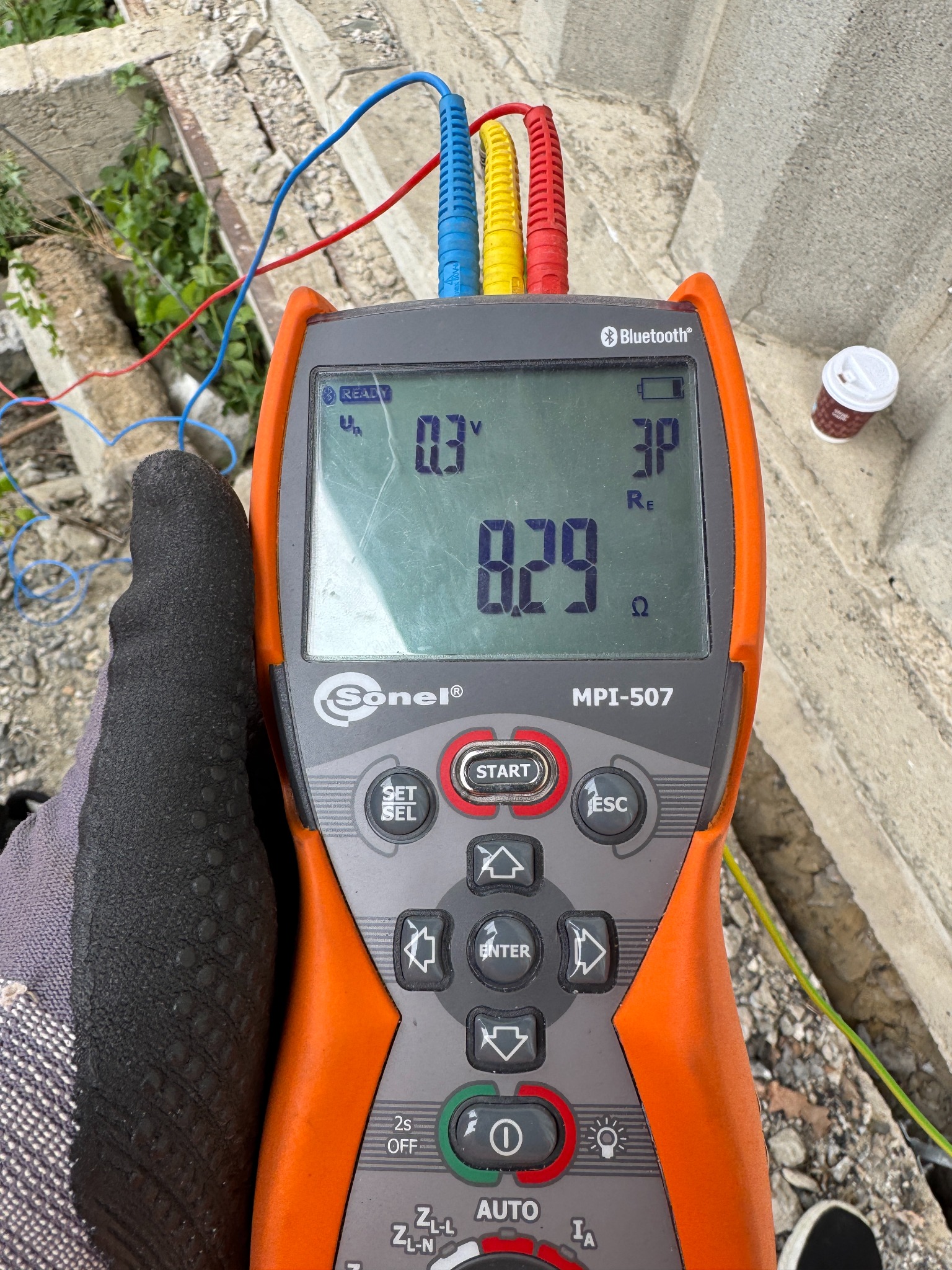 Pomiar rezystancji uziemienia miernikiem Sonel MPI-507 z podłączonymi przewodami pomiarowymi. Widoczny wynik pomiaru 8.29 Ω.