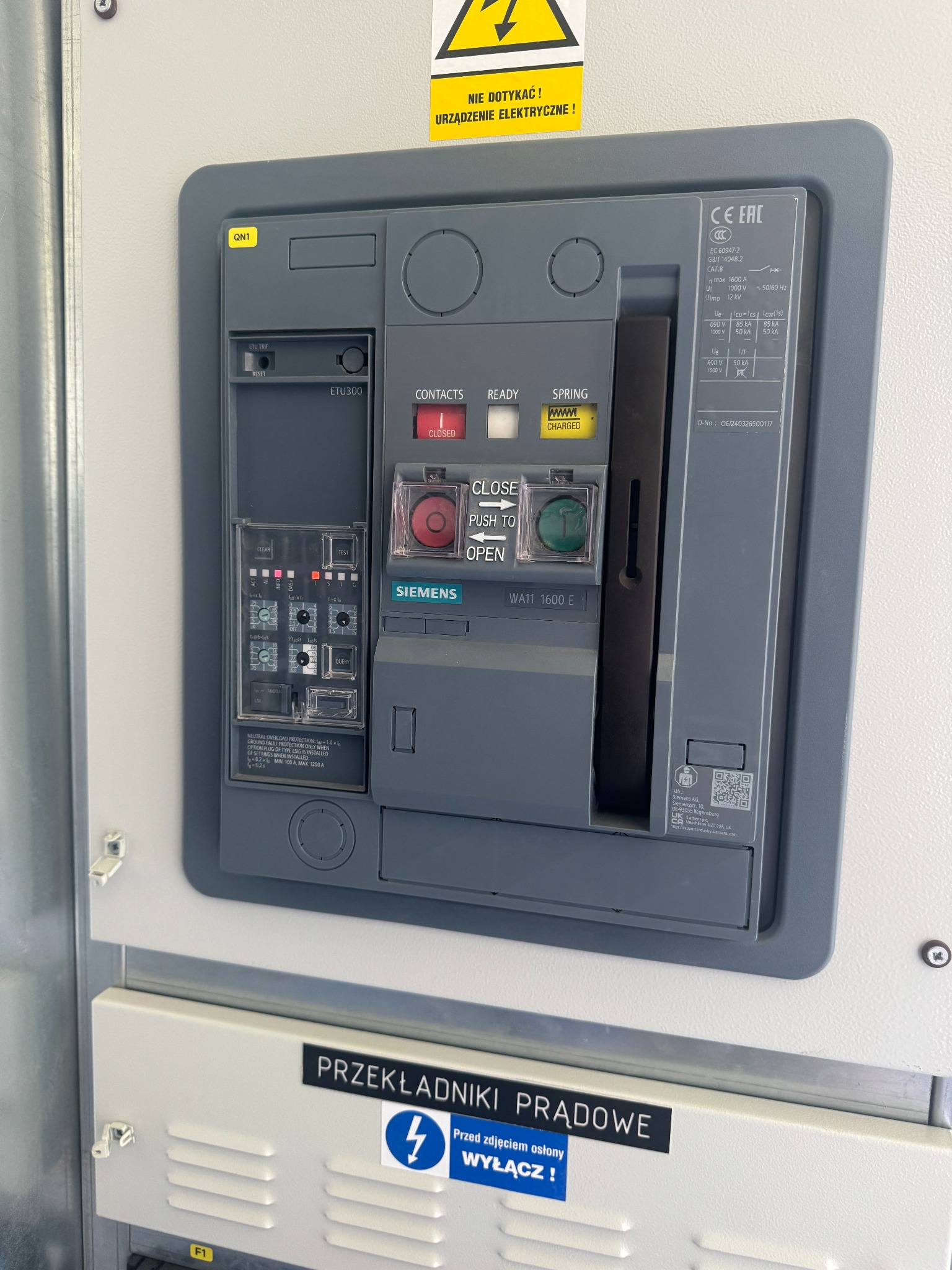 Rozdzielnica elektryczna Siemens WA11 1600 E z widocznymi oznaczeniami i informacjami technicznymi, w tym stanem styków i sprężyny. Tabliczka ostrzegawcza u góry.