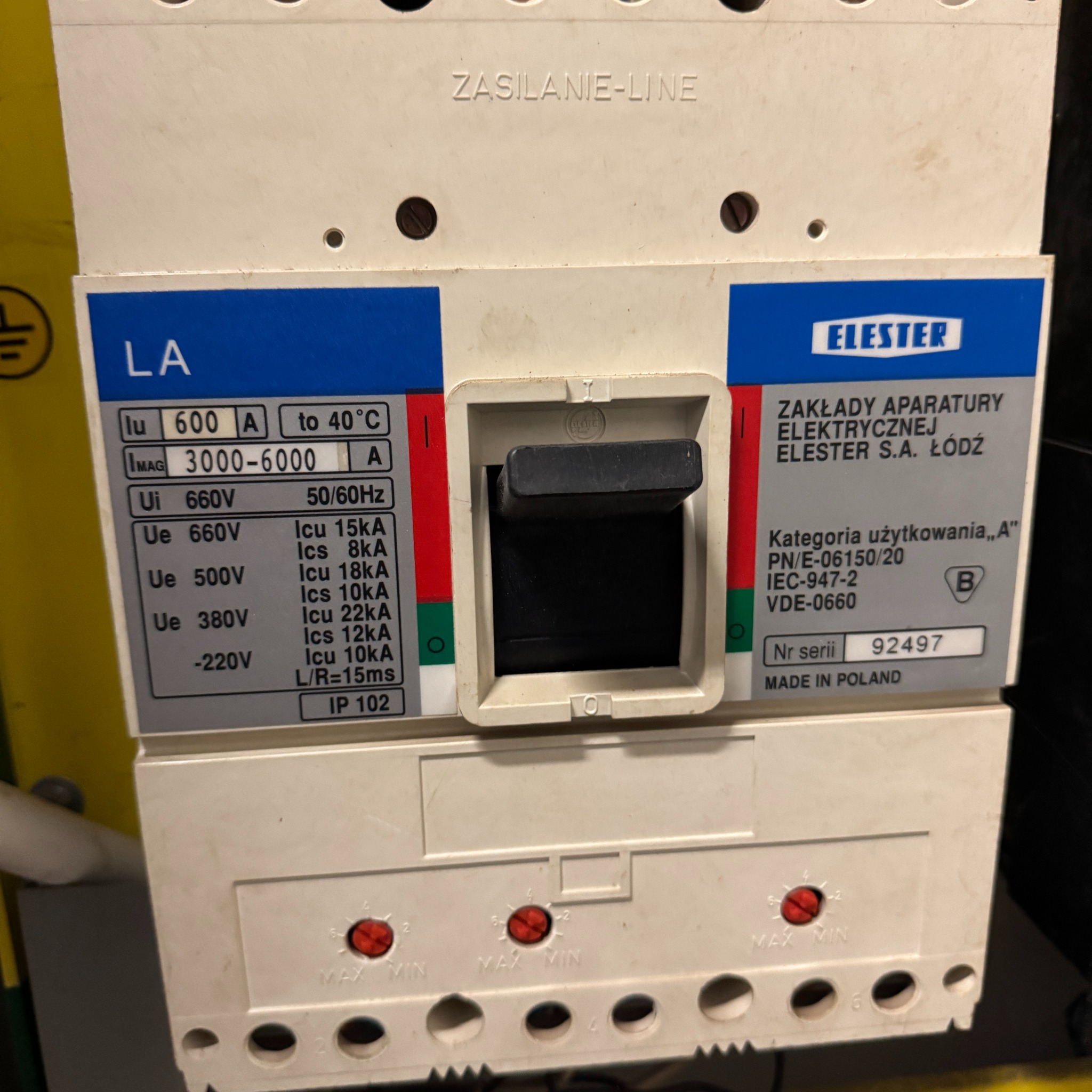 Wyłącznik instalacyjny Elester LA, widoczne parametry techniczne i oznaczenia, w tym napięcie, prąd i zakres temperatur. Widoczny przełącznik w pozycji wyłączonej.