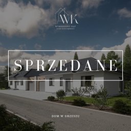 PRETTY HOME Anna Sztorc - Wizualizacja szeregu nowoczesnych domów jednorodzinnych z napisem SPRZEDANE, logo biura nieruchomości 'Wymarzony Kąt' w górnej części zdjęcia, lokalizacja 'Dom w Orzeszu' u dołu.