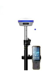 Profesjonalny odbiornik GNSS RTK z kontrolerem polowym na tyczce geodezyjnej, na białym tle.