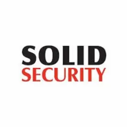 Logo firmy Solid Security z czarnym napisem SOLID nad czerwonym napisem SECURITY na białym tle.