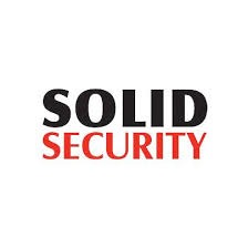 Logo firmy Solid Security z czarnym napisem SOLID nad czerwonym napisem SECURITY na białym tle.