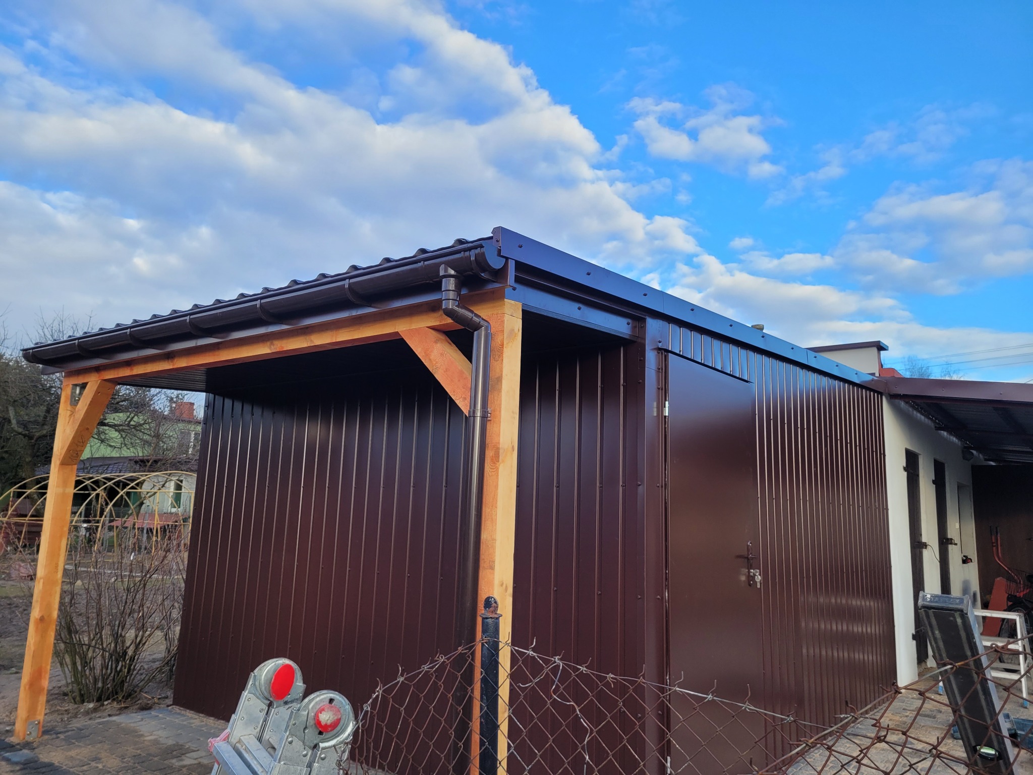 Zrobiona wiatka plus ocieplenie budynku obok