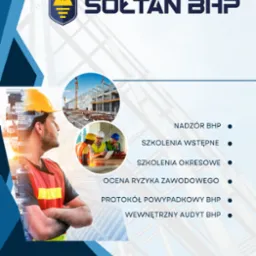 Mężczyzna w kasku i kamizelce odblaskowej na tle budowy, logo firmy Soltan BHP oraz lista usług: nadzór, szkolenia, ocena ryzyka, protokół powypadkowy, audyt.