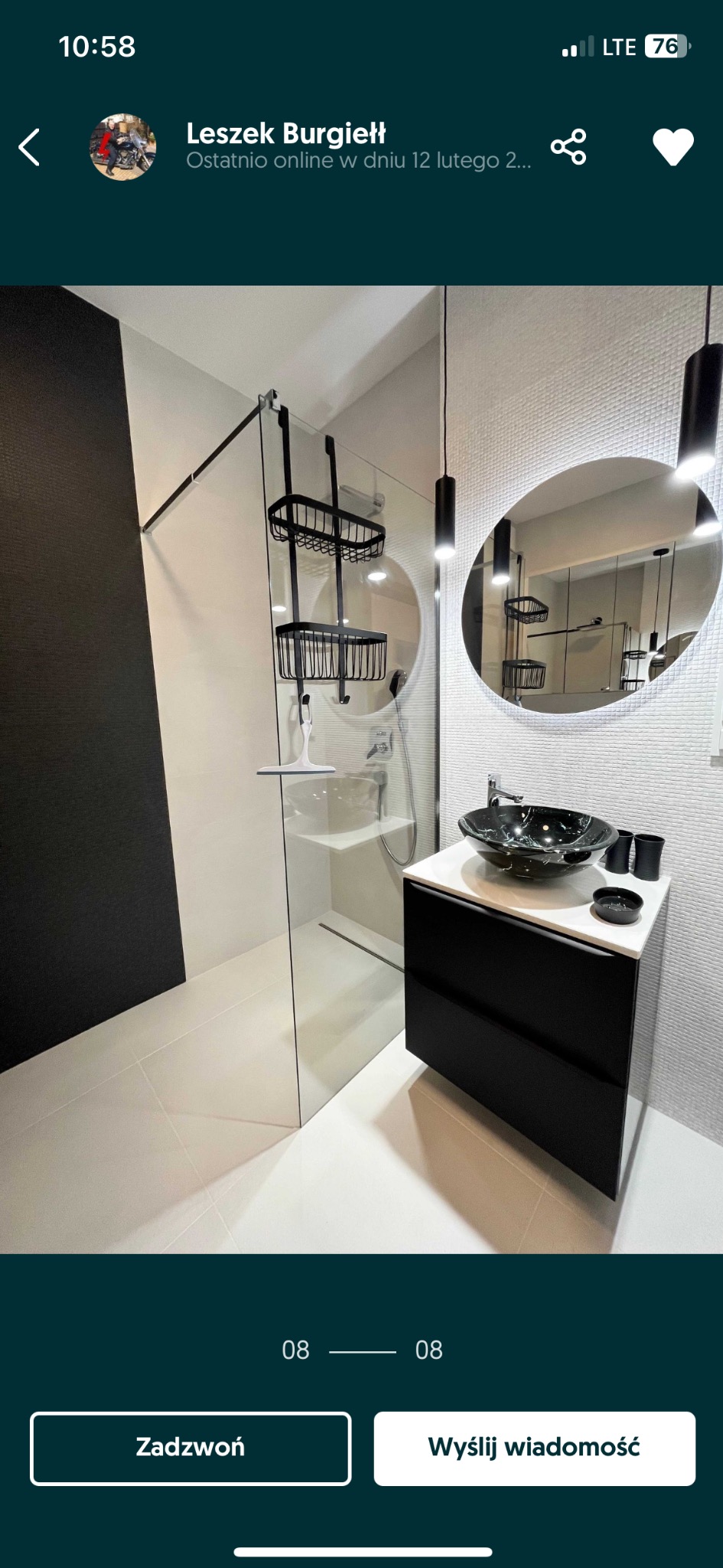 Nowoczesna łazienka z czarnymi akcentami: kabina prysznicowa ze szklaną ścianką, umywalka w kształcie misy z czarnego marmuru na czarnej szafce, okrągłe lustro z podświetleniem LED i czarne lampy...