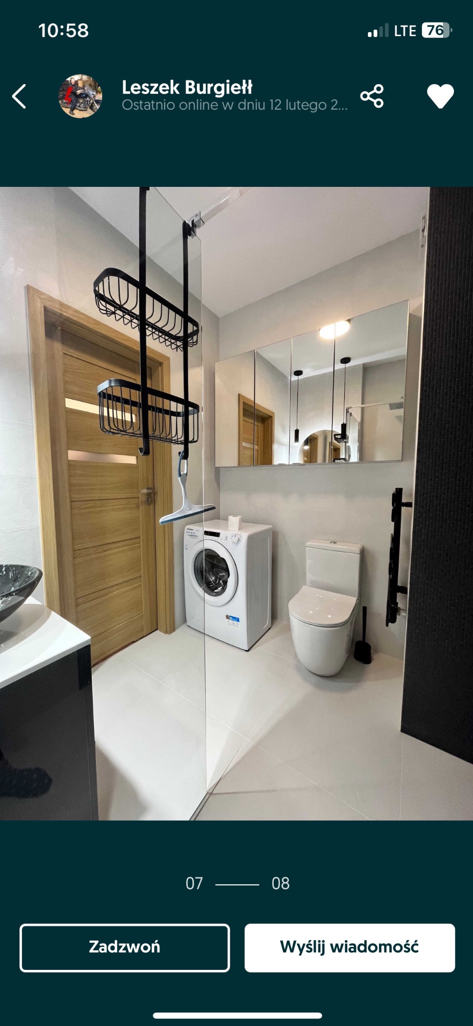 Nowoczesna łazienka z przeszkloną kabiną prysznicową, wiszącą półką na akcesoria, pralką Candy i lustrem z oświetleniem punktowym.