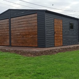 Garaż dwustanowiskowy 7x6
2x brama uchylona
1x drzwi serwisowe
Z dodatków mamy okno rynny filc
Konstrukcja w całości wykonana jest z profili ocynkowanych zamkniętych. 