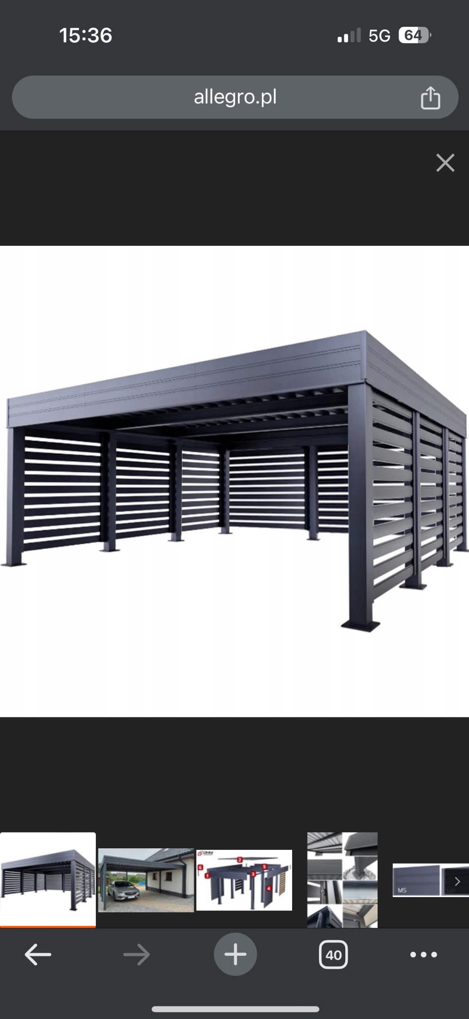 Nowoczesna, metalowa wiata garażowa z poziomymi panelami, prezentowana na białym tle w studio.