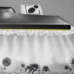 MK ULTRA - Czyszczenie parowe z bliska: głowica urządzenia emituje parę, eliminując roztocza i drobnoustroje, co symbolizuje skuteczne usuwanie alergenów.