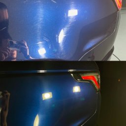 MK ULTRA - Porównanie stanu lakieru niebieskiego samochodu przed i po polerowaniu, widoczne usunięcie rys i hologramów, odbicie osoby robiącej zdjęcie w lakierze.