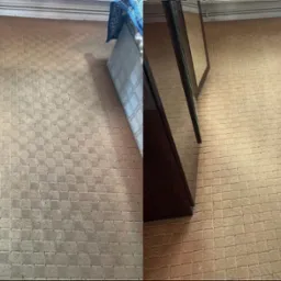 Porównanie dywanu w pokoju przed i po czyszczeniu, widoczna wyraźna różnica w kolorze i usuniętych plamach, z fragmentem łóżka i lustra w tle.