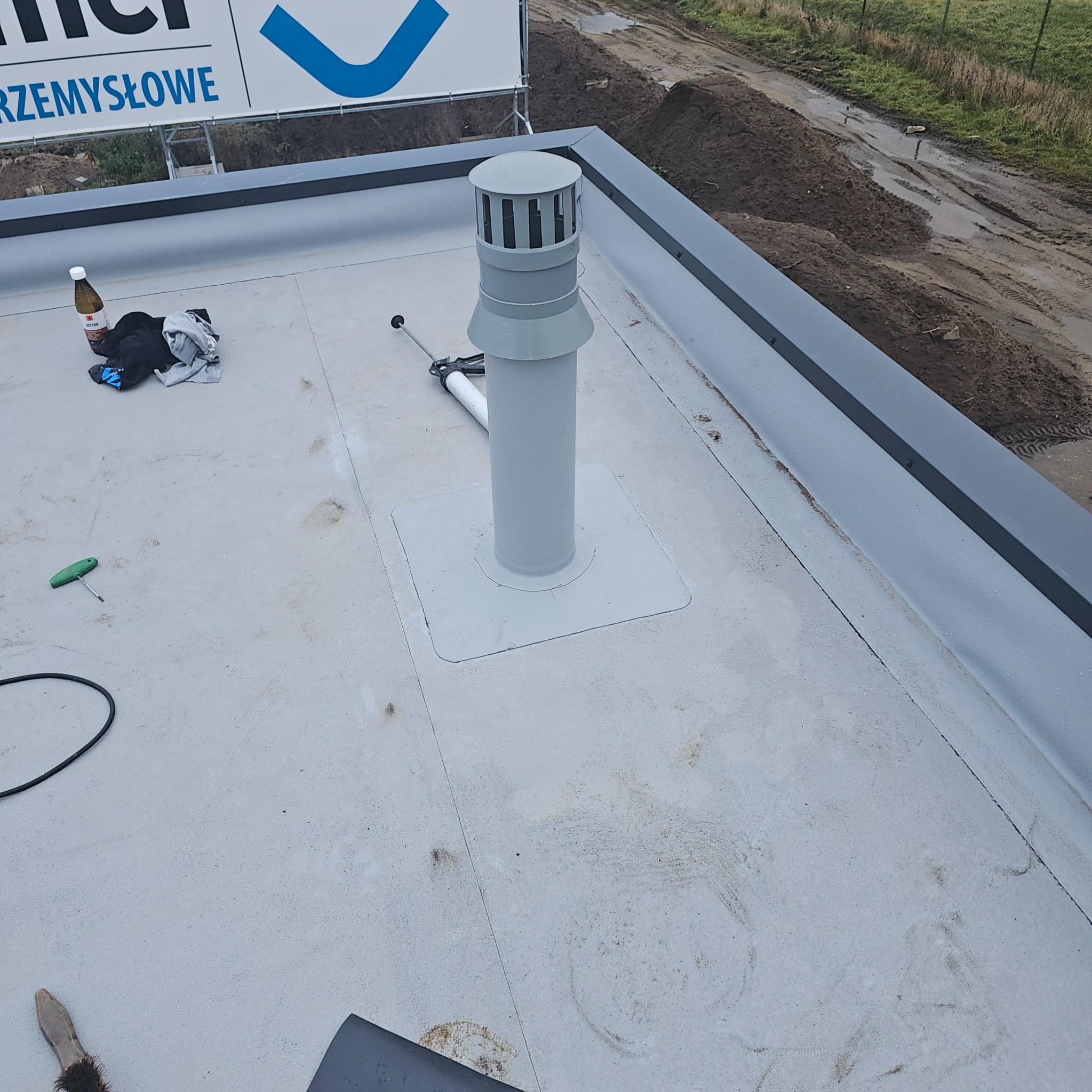 Wstawianie wentylacji w pompowni w systemie blacha wełna membrana pcv